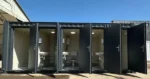 Blocco Sanitario 20 Piedi — 5 Cabine WC Indipendenti con Lavabo e Scaldabagno - immagine 3