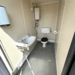 Blocco Sanitario 20 Piedi — 5 Cabine WC Indipendenti con Lavabo e Scaldabagno - immagine 4