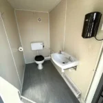 Blocco Sanitario 20 Piedi — 5 Cabine WC Indipendenti con Lavabo e Scaldabagno - immagine 6