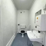 Blocco Sanitario 24 Piedi — 4 WC + 3 Urinali Uomini / 1 WC Donne — 7,3 × 2,44 m - immagine 5