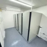 Blocco Sanitario 24 Piedi — 4 WC + 3 Urinali Uomini / 1 WC Donne — 7,3 × 2,44 m - immagine 7