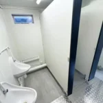 Blocco Sanitario 3+1 — 4,8 × 2,7 m — 3 WC Uomini + 1 WC Donne con Lavabi e Urinali - immagine 5