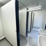 Blocco Sanitario 3+1 — 4,8 × 2,7 m — 3 WC Uomini + 1 WC Donne con Lavabi e Urinali - immagine 7