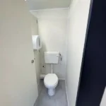 Blocco Sanitario 3+1 — 4,8 × 2,7 m — 3 WC Uomini + 1 WC Donne con Lavabi e Urinali - immagine 8