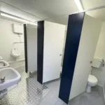 Blocco Sanitario 3+1 — 4,8 × 2,7 m — 3 WC Uomini + 1 WC Donne con Lavabi e Urinali - immagine 9