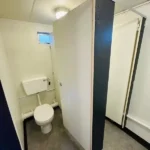 Blocco Sanitario 3,6 × 2,7 m — Uomini/Donne con 2+1 WC, Urinali e Lavabi - immagine 7