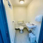 Blocco Sanitario 3,6 × 2,7 m — Uomini/Donne con 2+1 WC, Urinali e Lavabi - immagine 9