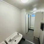 Blocco Sanitario 3,6 × 2,7 m — Uomini/Donne con 2+1 WC, Urinali e Lavabi - immagine 11