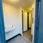 Blocco Sanitario 3,6 × 2,7 m — Uomini/Donne con 2+1 WC, Urinali e Lavabi - immagine 12