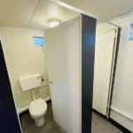 Blocco Sanitario 3,6 × 2,7 m — Uomini/Donne con 2+1 WC, Urinali e Lavabi - immagine 13