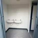 Blocco Sanitario 3,6 × 2,7 m — Uomini/Donne con 2+1 WC, Urinali e Lavabi - immagine 14
