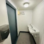Blocco Sanitario 3,6 × 2,7 m — Uomini/Donne con 2+1 WC, Urinali e Lavabi - immagine 15