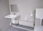 Blocco Sanitario PMR Completo e Inclusivo – Vano Accessibile + Vano Standard con Rampa e LED - immagine 9
