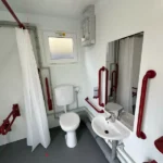 Blocco Sanitario Portatile PMR — WC, Doccia e Lavabo Accessibili per Persone con Disabilità - immagine 8
