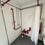 Blocco Sanitario Portatile PMR — WC, Doccia e Lavabo Accessibili per Persone con Disabilità - immagine 9