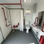 Blocco Sanitario Portatile PMR — WC, Doccia e Lavabo Accessibili per Persone con Disabilità - immagine 12