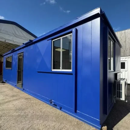Cabina ufficio antivandalica portatile – struttura acciaio blu oltremare con open space e angolo cucina - immagine 1