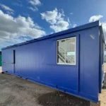 Cabina ufficio antivandalica portatile – struttura acciaio blu oltremare con open space e angolo cucina - immagine 2