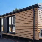 Casa Mobile 37-42 m² – 10,5 x 4 m – Bardage Legno Naturale e Tetto a Doppia Falda - immagine 1