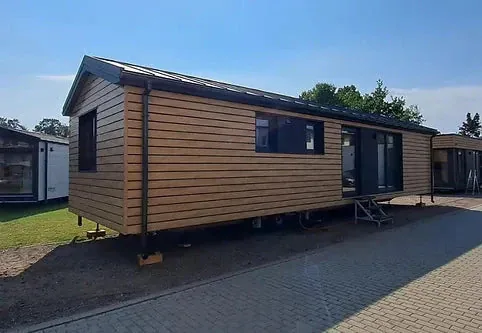 Casa Mobile 37-42 m² – 10,5 x 4 m – Bardage Legno Naturale e Tetto a Doppia Falda - immagine 2