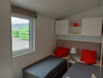 Casa Mobile 37-42 m² – 10,5 x 4 m – Bardage Legno Naturale e Tetto a Doppia Falda - immagine 8