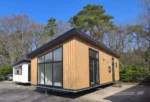 Casa mobile Arran 11,5 x 4 m con design in legno - immagine 1