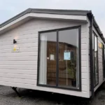 Casa mobile Atlantis 11 x 4 m grigio chiaro con due camere - immagine 1