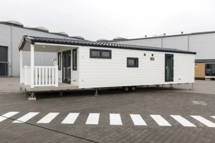 Casa Mobile Barry White – 12,5 x 4 m – Bianca con Terrazza Coperta - immagine 1