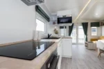 Casa Mobile Barry White – 12,5 x 4 m – Bianca con Terrazza Coperta - immagine 9