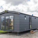 Casa Mobile Poole – 12 x 4 m – Grigio Antracite Monocolore e Stile Contemporaneo - immagine 1