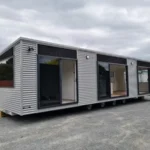 Casa Mobile T2 12 x 4 m — Pannelli Nervati Grigi con Profili Antracite, Cucina Completa e Bagno con Doccia - immagine 1