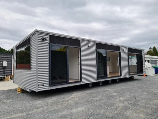 Casa Mobile T2 12 x 4 m — Pannelli Nervati Grigi con Profili Antracite, Cucina Completa e Bagno con Doccia - immagine 1