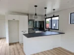 Casa Mobile T2 12 x 4 m — Pannelli Nervati Grigi con Profili Antracite, Cucina Completa e Bagno con Doccia - immagine 3