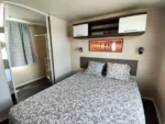Casa Mobile T2 12 x 4 m — Pannelli Nervati Grigi con Profili Antracite, Cucina Completa e Bagno con Doccia - immagine 9