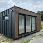 Casa modulare 6 x 3 m – 18 m² rivestimento WPC e acciaio antracite con grande vetrata - immagine 1
