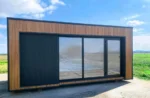 Casa modulare 6 x 3 m – 18 m² rivestimento WPC e acciaio antracite con grande vetrata - immagine 2