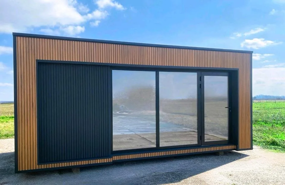 Casa modulare 6 x 3 m – 18 m² rivestimento WPC e acciaio antracite con grande vetrata - immagine 2