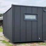 Casa modulare 6 x 3 m – 18 m² rivestimento WPC e acciaio antracite con grande vetrata - immagine 3