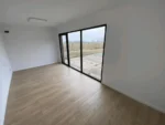 Casa modulare 6 x 3 m – 18 m² rivestimento WPC e acciaio antracite con grande vetrata - immagine 4