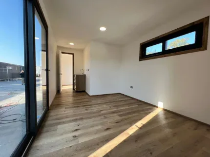 Casa modulare Aspe 8 x 3 m – 24 m² con parquet rovere, cucina e bagno con doccia - immagine 2