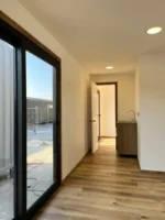 Casa modulare Aspe 8 x 3 m – 24 m² con parquet rovere, cucina e bagno con doccia - immagine 5