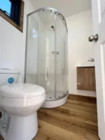 Casa modulare Aspe 8 x 3 m – 24 m² con parquet rovere, cucina e bagno con doccia - immagine 6