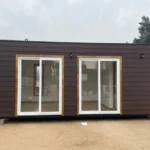 Casa modulare Fernandez 6 x 3 m – 18 m² siding bordeaux con portefinestre PVC bianco - immagine 1