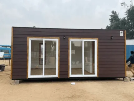 Casa modulare Fernandez 6 x 3 m – 18 m² siding bordeaux con portefinestre PVC bianco - immagine 1