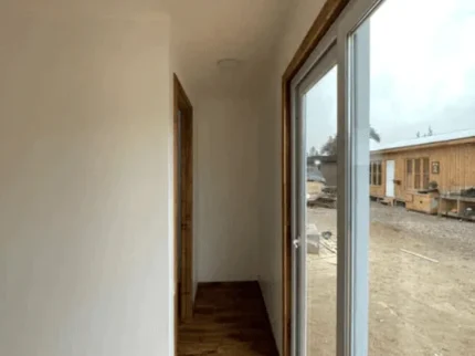 Casa modulare Fernandez 6 x 3 m – 18 m² siding bordeaux con portefinestre PVC bianco - immagine 2