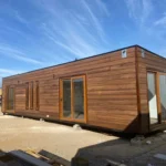 Casa modulare González 10 x 3 m – 30 m² siding legno caldo con cabina doccia idromassaggio - immagine 1