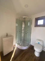 Casa modulare González 10 x 3 m – 30 m² siding legno caldo con cabina doccia idromassaggio - immagine 7