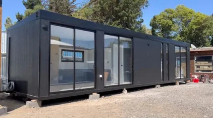 Casa modulare Montes 12 x 3 m – 36 m² siding verticale nero con interni bicolore grigio - immagine 1