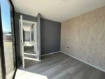 Casa modulare Montes 12 x 3 m – 36 m² siding verticale nero con interni bicolore grigio - immagine 2