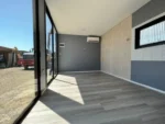Casa modulare Montes 12 x 3 m – 36 m² siding verticale nero con interni bicolore grigio - immagine 3